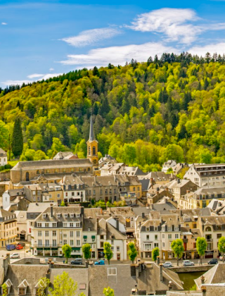 Vista panorámica de Bouillon, un pintoresco pueblo rodeado de bosques en Luxemburgo belga, Bélgica.