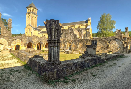 Ruinas de un edificio histórico bajo el cielo azul cerca de Bouillon, Luxemburgo, Bélgica.