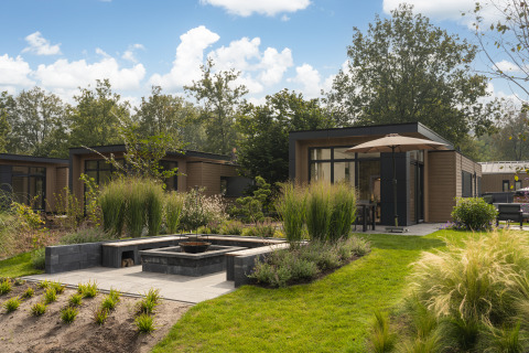 Moderne Cannenburch Deluxe met Hottub lodge met terras, weelderige tuin en comfortabele buitenruimte.