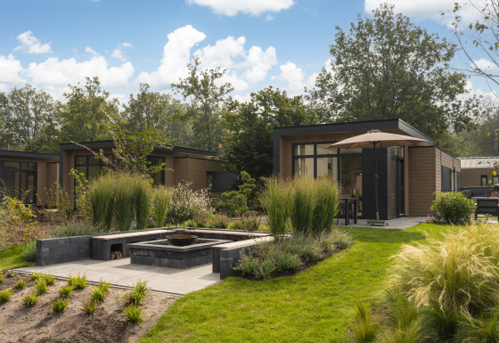 Lodge moderno Cannenburch Deluxe met Hottub con patio, giardino curato e zona relax all'aperto immersa nel verde.