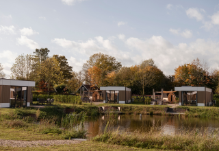 Blick auf Water lodge 6 Deluxe mit Sauna und Whirlpool im Hofparken Wiltershaar, Niederlande, am Teich.