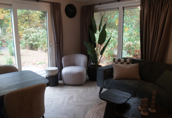 Gemütlicher Wohnbereich in der Groeneborg Lodge im Vakantiepark De Wiltzangh, Niederlande, mit moderner Einrichtung.