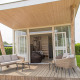 Udendørs terrasse med moderne møbler foran Beach Loft tiny house på Camping Zonneweelde, Holland.