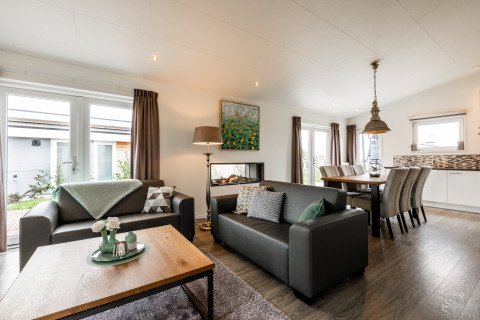 Moderne woon- en eetkamer in Schaelsbergerbosch Lodge op Resort Mooi Bemelen in Nederland, met zithoek.