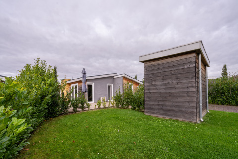 Moderne lodge met houten sauna en tuin bij Resort Mooi Bemelen, Schaelsbergerbosch, Nederland.