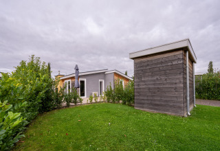 Moderne lodge met houten sauna en tuin bij Resort Mooi Bemelen, Schaelsbergerbosch, Nederland.