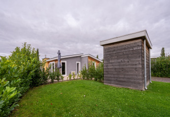 Lodge moderno con sauna de madera y jardín en Resort Mooi Bemelen, Schaelsbergerbosch, Países Bajos.