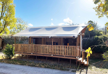 Tienda safari Glamping Lodge PREMIUM con veranda cubierta en el camping Le Val de Cesse, Francia.
