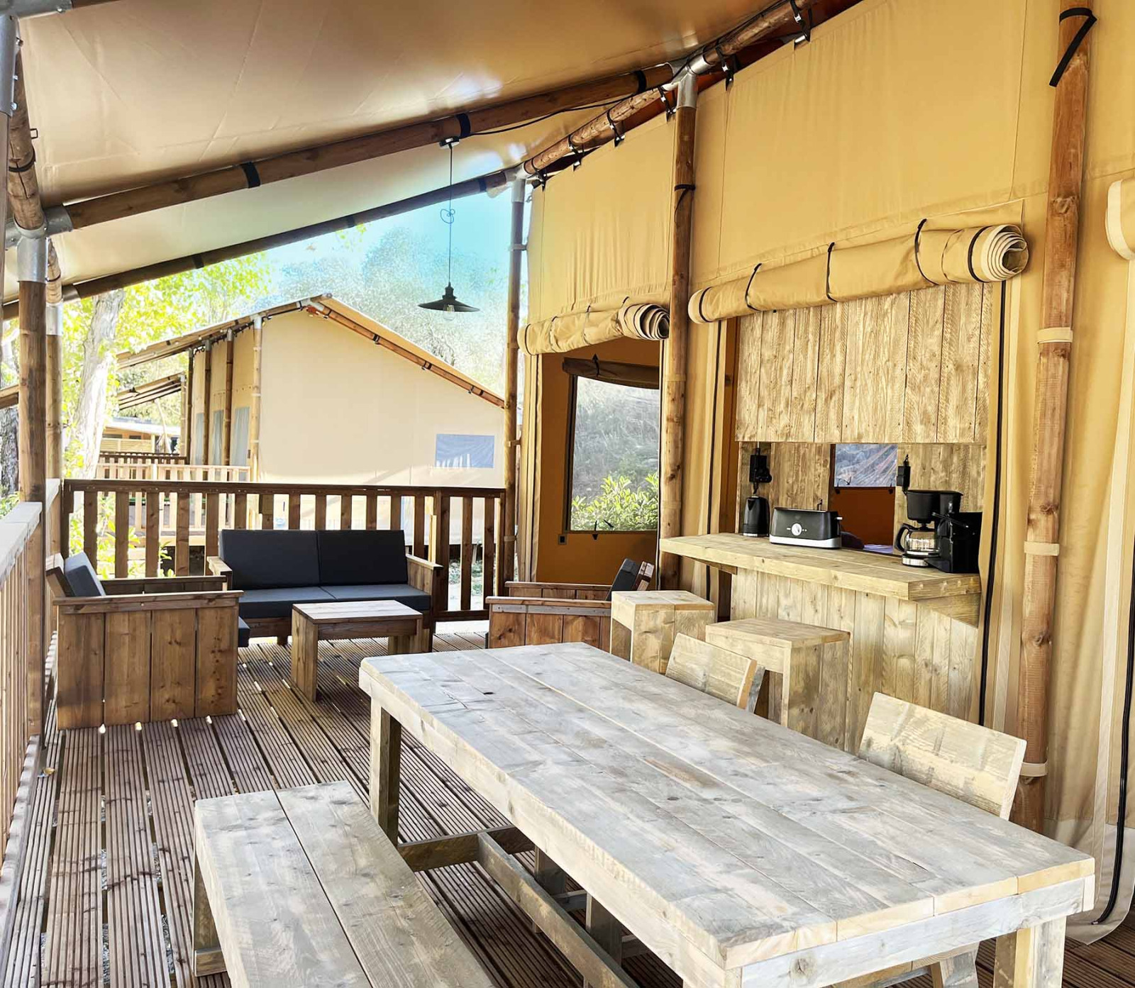 Buitenterras van een luxe Glamping Lodge PREMIUM op Camping Le Val de Cesse in Frankrijk.