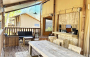Terrazza esterna di una lussuosa Glamping Lodge PREMIUM al campeggio Le Val de Cesse in Francia.