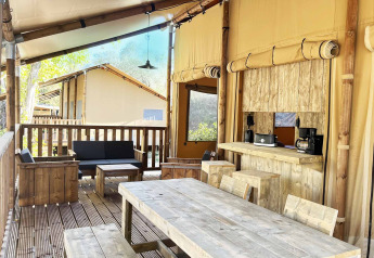 Terraza exterior de una lujosa Glamping Lodge PREMIUM en el camping Le Val de Cesse en Francia.