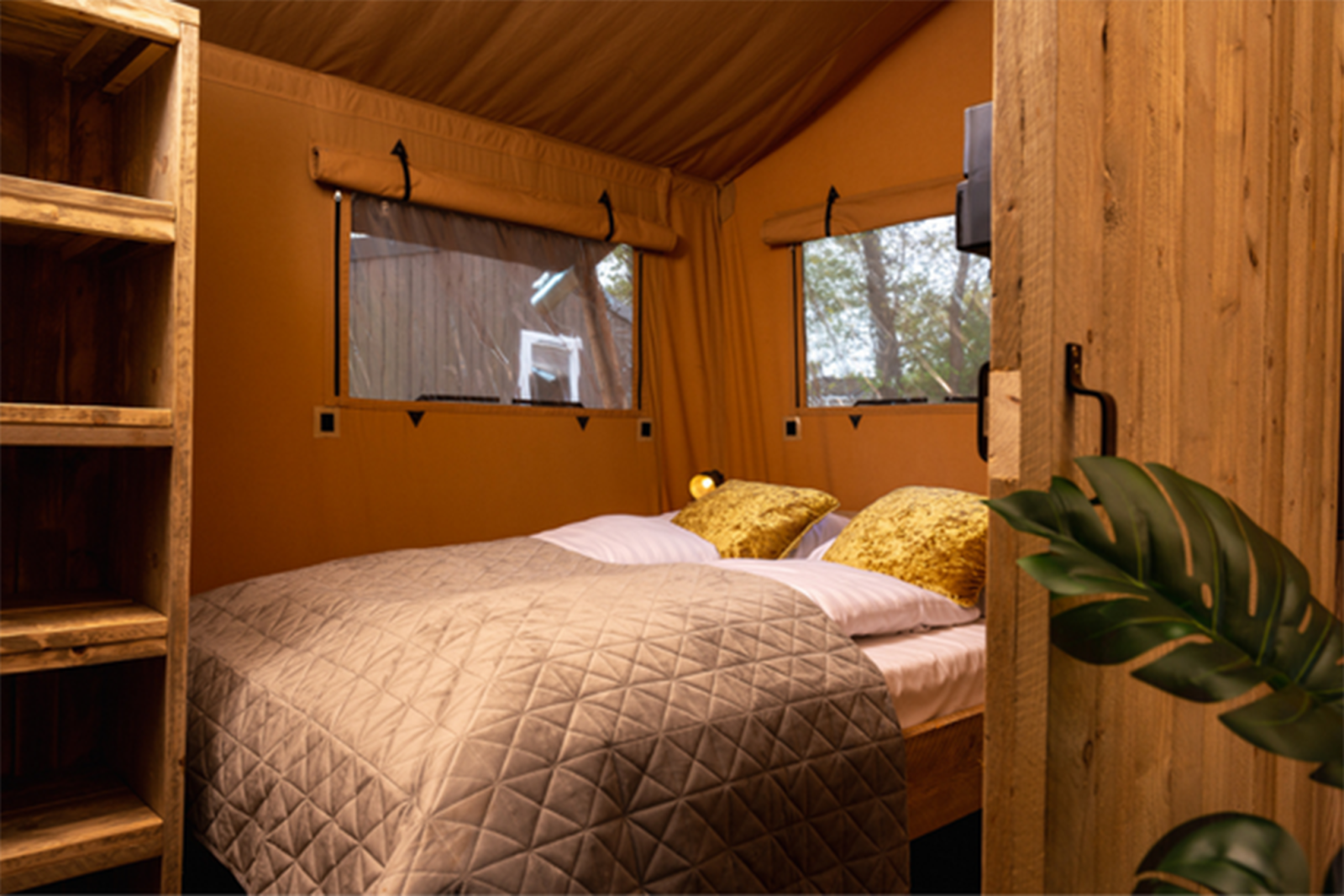 Interieur van een safari tent Glamping Lodge PREMIUM met comfortabel bed op Camping Le Val de Cesse, Frankrijk.