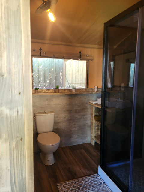Badeværelse i en safaritelt Glamping Lodge PREMIUM på Campingplads Le Val de Cesse i Frankrig.