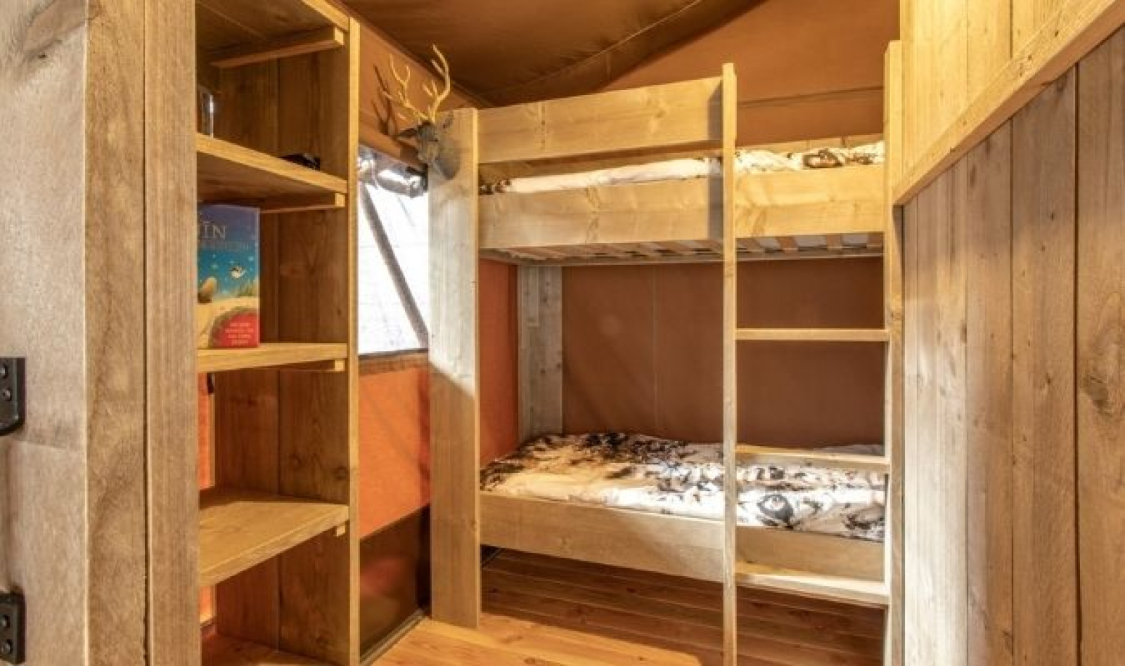 Binnenaanzicht van een gezellige houten stapelbed en kast in de Glamping Lodge op Camping Le Val de Cesse.