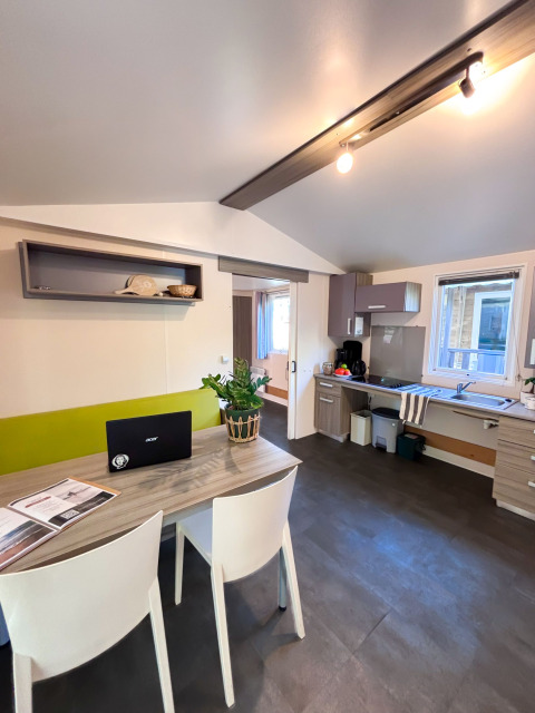 Woon- en keukenruimte van een toegankelijke Stacaravan Confort op Camping Demoiselles Plage, Frankrijk.