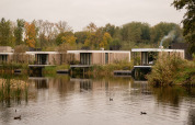 Moderne tiny houses ved søbredden på Resort de Parel i Holland, omgivet af natur og ænder.
