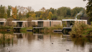 Tiny house moderne sul lago al Resort de Parel, Paesi Bassi, immersi nella natura e tranquillità.