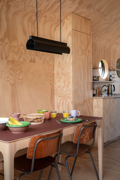 Stijlvol eetgedeelte met houtinterieur in Wrap house met sauna bij Resort de Parel in Nederland.