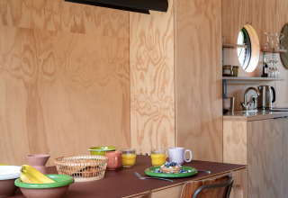 Coin repas en bois chaleureux à Wrap house avec sauna et baignoire au Resort de Parel, Pays-Bas.