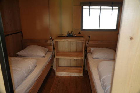 Intérieur de la Safaritent Bella Lodge au Camping Valkanela en Croatie avec deux lits simples.