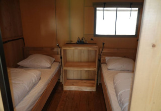 Intérieur de la Safaritent Bella Lodge au Camping Valkanela en Croatie avec deux lits simples.