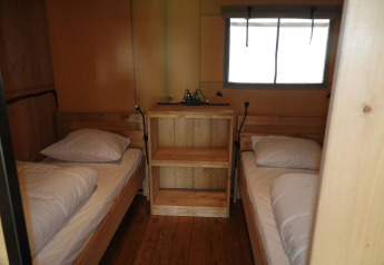 Interno della Safaritent Bella Lodge al Camping Valkanela in Croazia con due letti singoli.