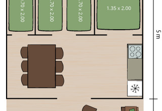 Plattegrond van Safaritent Harmony met vier bedden, eethoek, keuken en een gezellige zithoek getoond.