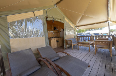 Safari-tent met privébadkamer en airco, houten terras bij Camping Polari in Kroatië.