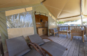 Tenda safari con bagno privato e aria condizionata, veranda in legno al Camping Polari, Croazia.