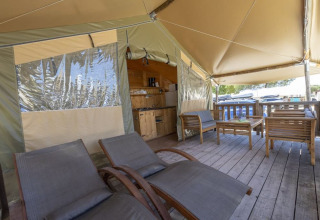 Tenda safari con bagno privato e aria condizionata, veranda in legno al Camping Polari, Croazia.