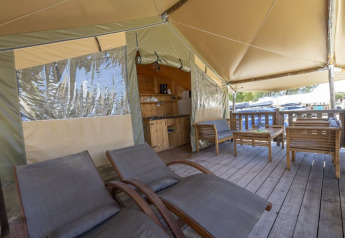 Tenda safari con bagno privato e aria condizionata, veranda in legno al Camping Polari, Croazia.