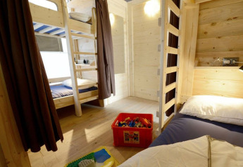 Innenaufnahme eines Safari-Zeltes mit Etagenbetten und Spielzeugkiste bei Camping Polari in Kroatien.