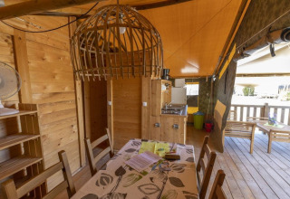 Indretningen af en safariteltsuite med eget badeværelse og aircondition på Camping Polari, Kroatien.