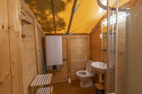 Badkamer in Safaritent Sunset op Camping Valkanela in Kroatië, met houten muren en moderne faciliteiten.