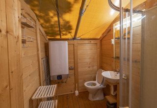 Salle de bain de la Safaritent Sunset au Camping Valkanela en Croatie, avec murs en bois et équipements modernes.
