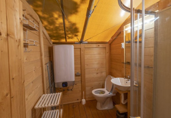 Salle de bain de la Safaritent Sunset au Camping Valkanela en Croatie, avec murs en bois et équipements modernes.