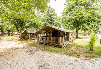 Safaritent Safaritent Relax met houten terras, omringd door bomen en vergelijkbare safaritenten.