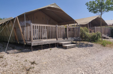 Safaritent Sorella met privébadkamer en airco op Camping Polari in Kroatië op een zonnige dag.