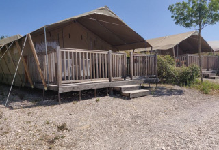 Safaritent Sorella met privébadkamer en airco op Camping Polari in Kroatië op een zonnige dag.