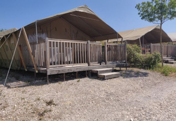 Tenda safari Sorella con bagno privato e aria condizionata al Camping Polari in Croazia, giornata soleggiata.