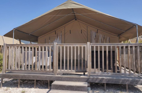 Tienda safari con terraza, instalaciones sanitarias y aire acondicionado en Camping Lanterna, Croacia.