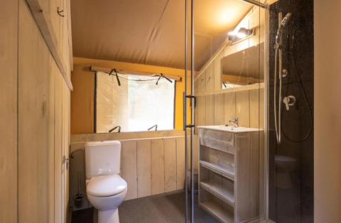 Salle de bain de la Safaritent Bella Lodge au Camping Valkanela en Croatie avec douche, WC et lavabo.