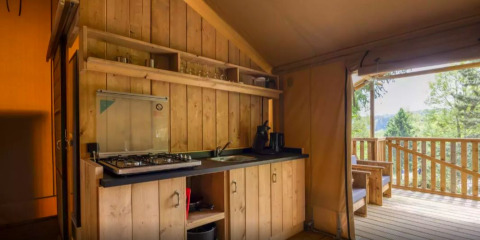 Coin cuisine de la Safaritent Bella Lodge au Camping Valkanela en Croatie, avec terrasse et vue sur la nature.