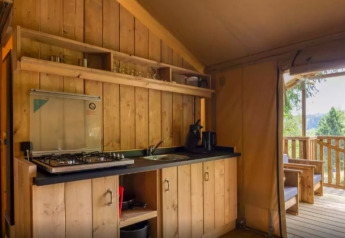 Køkkenområde i Safaritent Bella Lodge på Camping Valkanela i Kroatien med udsigt til terrasse og natur.