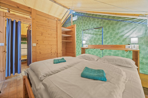 Interiør af Safaritent Sunset på Camping Polari i Kroatien med privat badeværelse og aircondition.