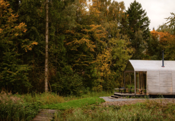 Lodge Wrap house con sauna e vasca da bagno sul lago circondato dalla foresta al Resort de Parel, Paesi Bassi.