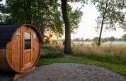 Sauna de barril en Vakantievilla Boslodge 2 met sauna en Hofparken Wiltershaar, Países Bajos, al amanecer.