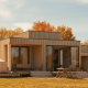 Moderne lodge Villa Hottub bij Resort de Parel, Nederland, met terras, herfstkleuren en een hottub buiten.