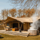 Glamping safaritent La Gran Vida bij Resort de Parel, Nederland, met houten terras en hottub buiten.