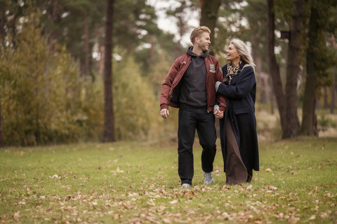 Een gelukkig koppel wandelt hand in hand in het park bij Holiday Villa Amalia 2 + sauna in Hofparken De Bergvennen.